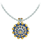 Colgante Boton Charro chapado en oro esmaltado con moissanitaReferencia: CO2039Colgante chapado en oro esmaltado al horno, acompañado de una moissanita talla brillante de 5mm engastada.La moissanita es una gema preciosa creada en laboratorio que se ha ganado un lugar especial en la joyería por su belleza y cualidades únicas, deslumbra por su brillo superior al del diamante y su gran resistencia (9,25 en la escala de Mohs).Descubierta originalmente en un meteorito a finales del siglo XIX, y ese origen “estelar” le otorga un encanto singular.Llena de destellos únicos, combina lujo y elegancia en una sola joya.Medida: 22x22mm.
