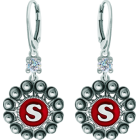 Personalisierte Charro Button-Ohrringe aus Silber mit MoissanitRef. Code: PE3363Personalisierte Sterling Silber Ohrringe mit Ihrem Namen Initialen emailliert in den Ofen mit einem 5 mm Brillantschliff Moissanit in den Ohrring gesetzt.Moissanit ist ein im Labor hergestellter Edelstein, der aufgrund seiner Schönheit und seiner einzigartigen Eigenschaften einen besonderen Platz in der Schmuckherstellung einnimmt. Er besticht durch seinen diamantenähnlichen Glanz und seine hohe Festigkeit (9,25 auf der Mohs-Skala).Ursprünglich wurde er Ende des 19. Jahrhunderts in einem Meteoriten entdeckt, und dieser 