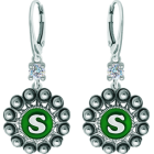 Pendientes Botón Charro personalizados en plata con moissanitaReferencia: PE3363Pendientes fabricados en plata de ley personalizados con inicial de su nombre esmaltada al horno acompañados de una moissanita talla brillante de 5mm engastada.La moissanita es una gema preciosa creada en laboratorio que se ha ganado un lugar especial en la joyería por su belleza y cualidades únicas, deslumbra por su brillo superior al del diamante y su gran resistencia (9,25 en la escala de Mohs).Descubierta originalmente en un meteorito a finales del siglo XIX, y ese origen “estelar” le otorga un encanto singular.Llena de destellos únicos, combina lujo y elegancia en una sola joya.Medida: 21x21mm.