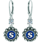 Pendientes Botón Charro personalizados en plata con moissanitaReferencia: PE3364Pendientes fabricados en plata de ley personalizados con inicial de su nombre esmaltada al horno acompañados de una moissanita talla brillante de 5mm engastada.La moissanita es una gema preciosa creada en laboratorio que se ha ganado un lugar especial en la joyería por su belleza y cualidades únicas, deslumbra por su brillo superior al del diamante y su gran resistencia (9,25 en la escala de Mohs).Descubierta originalmente en un meteorito a finales del siglo XIX, y ese origen “estelar” le otorga un encanto singular.Llena de destellos únicos, combina lujo y elegancia en una sola joya.Medida: 16x16mm.