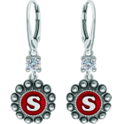 Pendientes Botón Charro personalizados en plata con moissanitaReferencia: PE3364Pendientes fabricados en plata de ley personalizados con inicial de su nombre esmaltada al horno acompañados de una moissanita talla brillante de 5mm engastada.La moissanita es una gema preciosa creada en laboratorio que se ha ganado un lugar especial en la joyería por su belleza y cualidades únicas, deslumbra por su brillo superior al del diamante y su gran resistencia (9,25 en la escala de Mohs).Descubierta originalmente en un meteorito a finales del siglo XIX, y ese origen “estelar” le otorga un encanto singular.Llena de destellos únicos, combina lujo y elegancia en una sola joya.Medida: 16x16mm.
