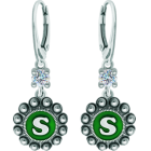 Pendientes Botón Charro personalizados en plata con moissanitaReferencia: PE3364Pendientes fabricados en plata de ley personalizados con inicial de su nombre esmaltada al horno acompañados de una moissanita talla brillante de 5mm engastada.La moissanita es una gema preciosa creada en laboratorio que se ha ganado un lugar especial en la joyería por su belleza y cualidades únicas, deslumbra por su brillo superior al del diamante y su gran resistencia (9,25 en la escala de Mohs).Descubierta originalmente en un meteorito a finales del siglo XIX, y ese origen “estelar” le otorga un encanto singular.Llena de destellos únicos, combina lujo y elegancia en una sola joya.Medida: 16x16mm.