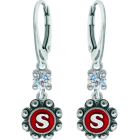 Pendientes Botón Charro personalizados en plata con moissanitaReferencia: PE3365Pendientes fabricados en plata de ley personalizados con inicial de su nombre esmaltada al horno acompañados de una moissanita talla brillante de 5mm engastada.La moissanita es una gema preciosa creada en laboratorio que se ha ganado un lugar especial en la joyería por su belleza y cualidades únicas, deslumbra por su brillo superior al del diamante y su gran resistencia (9,25 en la escala de Mohs).Descubierta originalmente en un meteorito a finales del siglo XIX, y ese origen “estelar” le otorga un encanto singular.Llena de destellos únicos, combina lujo y elegancia en una sola joya.Medida: 12x12mm.