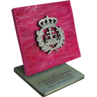 Placa de pizarra de carrera universitaria "Derecho"Referencia: PL0173Placa fabricada en piedra natural tratada a mano por nuestros artesanos y acero pulido.La piedra tiene un tamaño de 150x150x10mm.La base de acero mide 120x120x5mm.