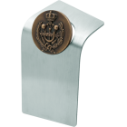 Trofeo con escudo de ingenieros en bronceReferencia: PL0445Escudo de ingenieros industriales en bronce sobre una placa de acero macizo pulido.Medida: 120x220mm.