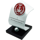 Trofeo de Derecho en aceroReferencia: PL0455Trofeo diseñado y fabricado en exclusiva por Joaquín Prior en acero macizo, personalizado con el escudo de derecho esmaltado a mano, sobre peana de madera.Posibilidad de grabar un texto conmemorativo.Creamos trofeos, premios o placas conmemorativas diferentes, personalizados con cualquier anagrama, escudo o logotipo.Medida: 120x180mm.