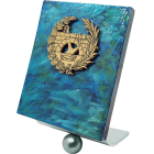 Trofeo de profesiones en pizarra esmaltada y acero "Ingenieros de Caminos, Canales y Puertos"Referencia: PL0458Trofeo diseñado y fabricado en exclusiva por Joaquín Prior en pizarra esmaltada y acero macizo, personalizado con el escudo de Ingenieros de Caminos, Canales y Puertos dorado.Posibilidad de grabar un texto conmemorativo.Creamos trofeos, premios o placas conmemorativas diferentes, personalizados con cualquier anagrama, escudo o logotipo.Medida: 150x180mm.