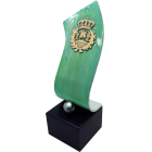 Trofeo de profesiones en acero esmaltado "Economistas"Referencia: PL0460Trofeo diseñado y fabricado en exclusiva por Joaquín Prior en acero macizo esmaltado, personalizado con el escudo de Ingenieros Industriales dorado.Posibilidad de grabar un texto conmemorativo.Creamos trofeos, premios o placas conmemorativas diferentes, personalizados con cualquier anagrama, escudo o logotipo.Medida: 100x270mm.
