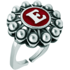 Anillo Botón charro de plata personalizadoReferencia: SR0352Sortija de acero con botón charro en plata de ley personalizado con inicial esmaltada al horno.Medida: 21x21mm.