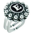 Anillo Botón charro de plata personalizadoReferencia: SR0353Sortija de acero con botón charro en plata de ley personalizado con inicial esmaltada al horno.Medida: 21x21mm.