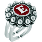 Sortija Botón charro de plata personalizadoReferencia: SR0353Sortija de acero con botón charro en plata de ley personalizado con inicial esmaltada al horno.Medida: 21x21mm.