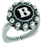 Sortija Botón charro de plata personalizadoReferencia: SR0354Sortija de acero con botón charro en plata de ley personalizado con inicial esmaltada al horno.Medida: 16x16mm.